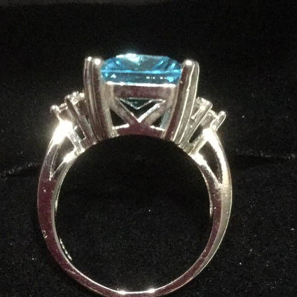 SOLD ⭐️Unusual Emerald Cut Blue Topaz Ring⭐️ - Picture 6 of 7